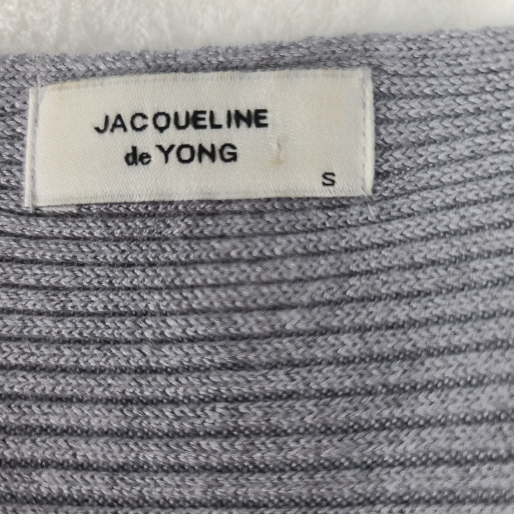 2/25$ 🛍 Grey Top - Picture 2 of 5